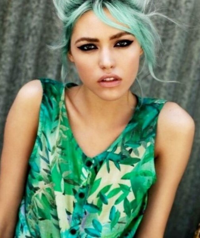 Девушка с зелеными волосами