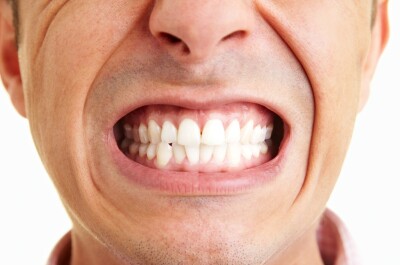 Ночной скрип зубами: почему появляется, как предотвратить