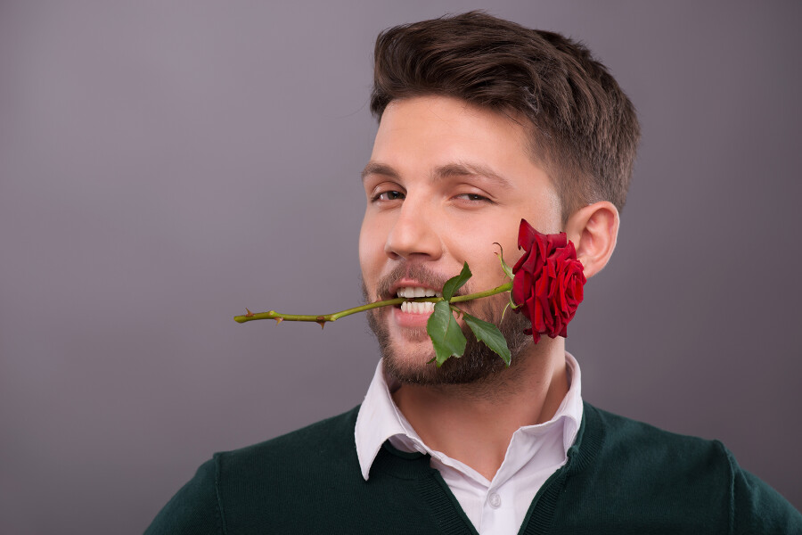парень с розой во рту