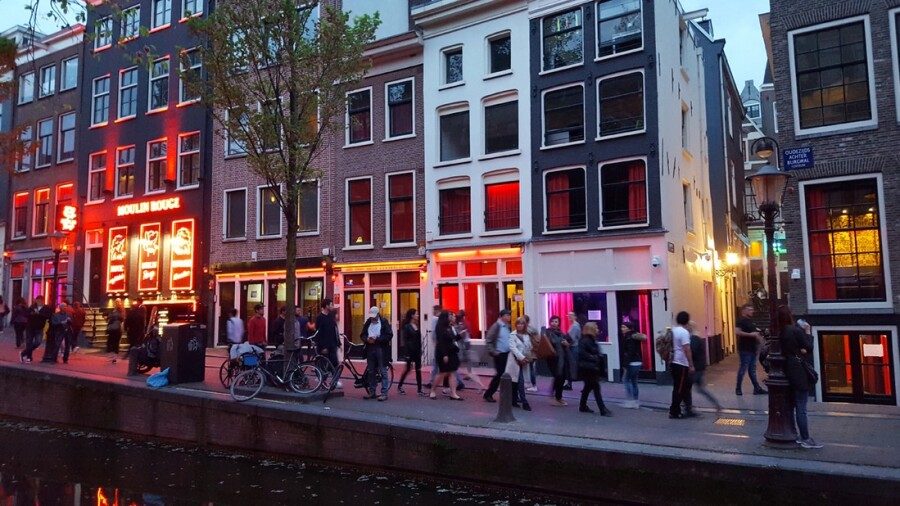 История улицы красных фонарей Амстердама