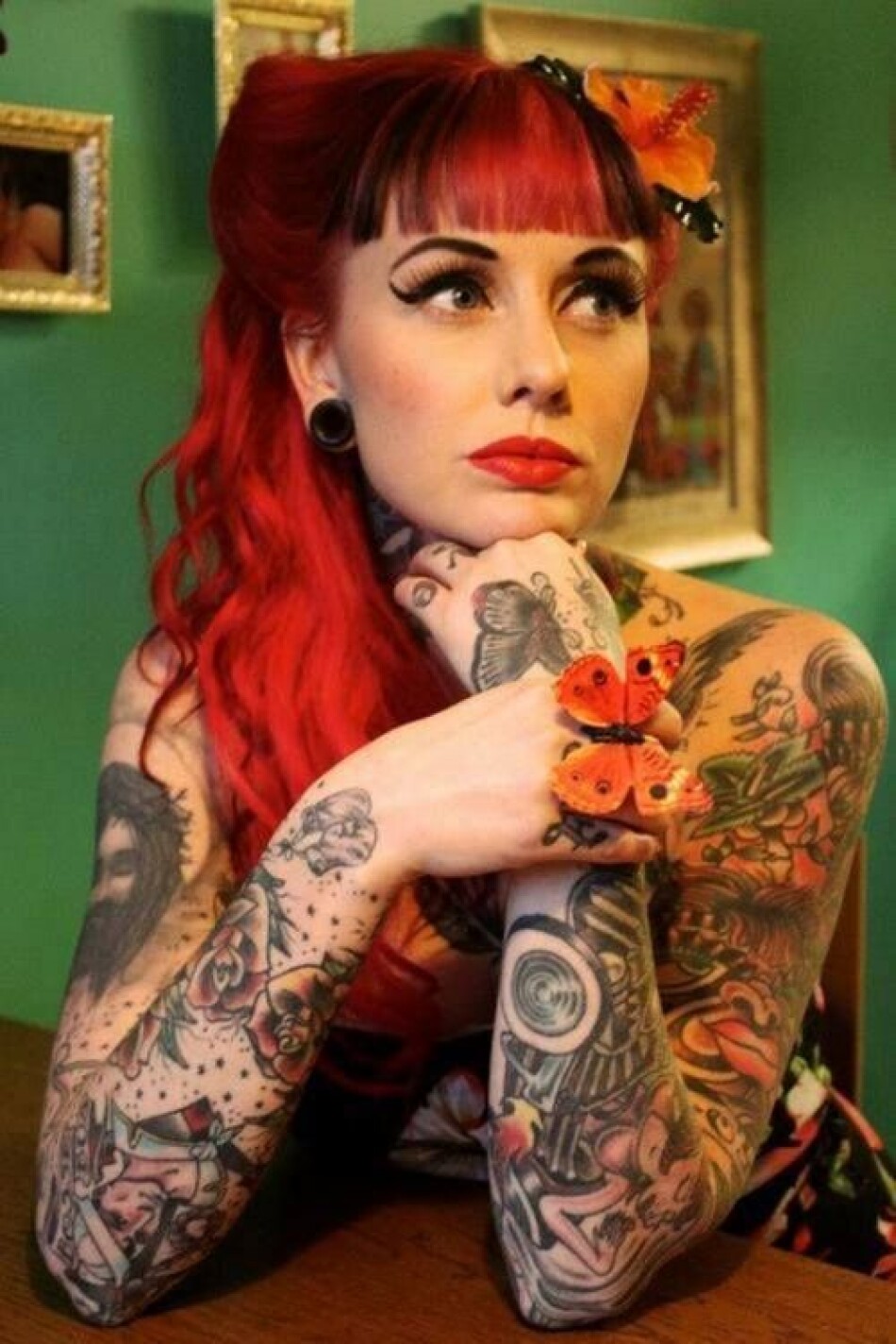 Женщина с татуировками и пирсингом