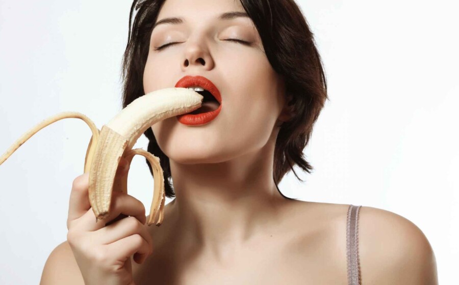 банан у женского рта