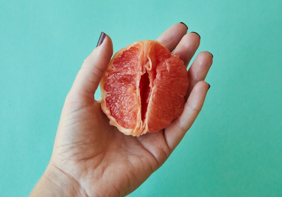 половинка грейпфрута в руке