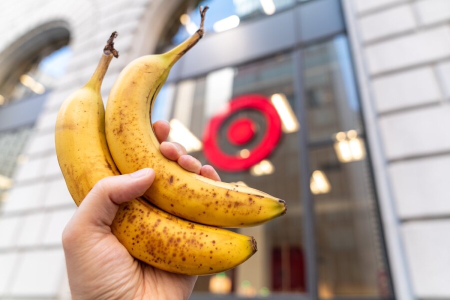 два банана в руке