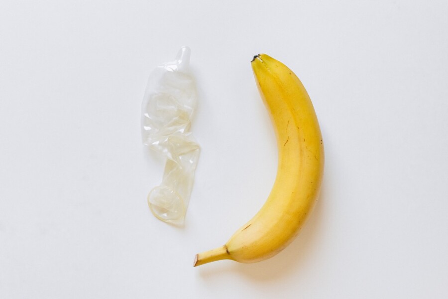 презерватив и банан
