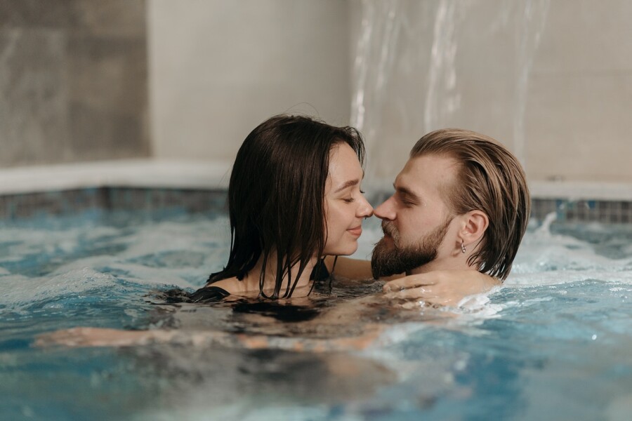 пара в бассейне
