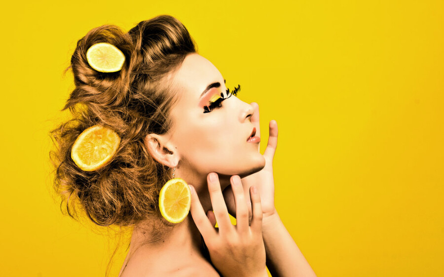 Девушка с лимонами в руках