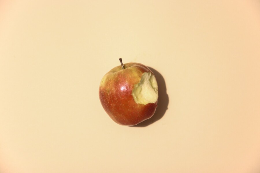 надкусанное яблоко