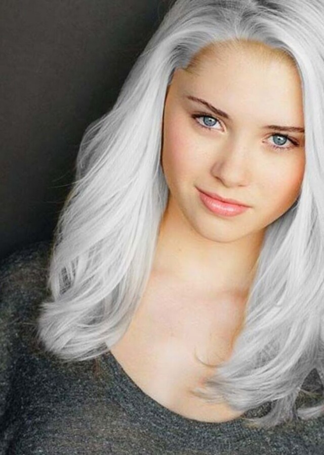 Девушка с белыми волосами