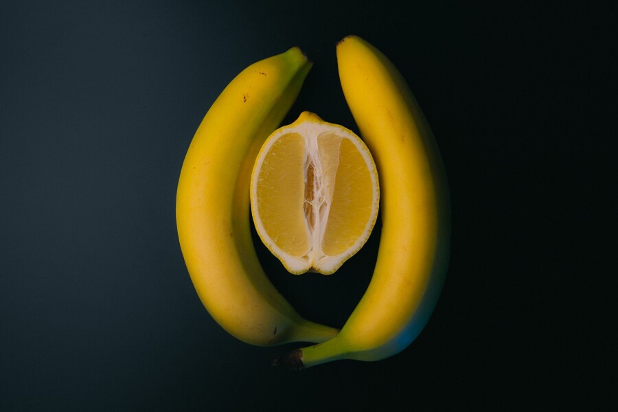 лимон между бананами
