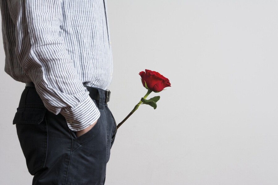 красная роза в мужских джинсах