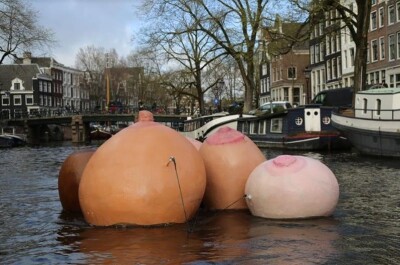 Новости Амстердама: плавающая женская грудь или секс-перформанс