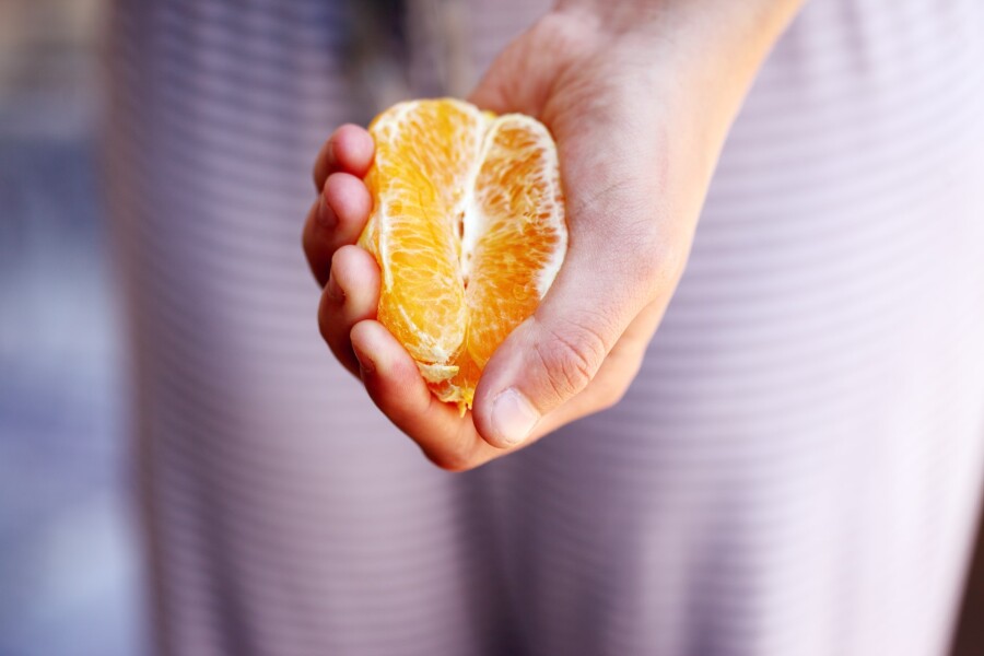 апельсин в руке