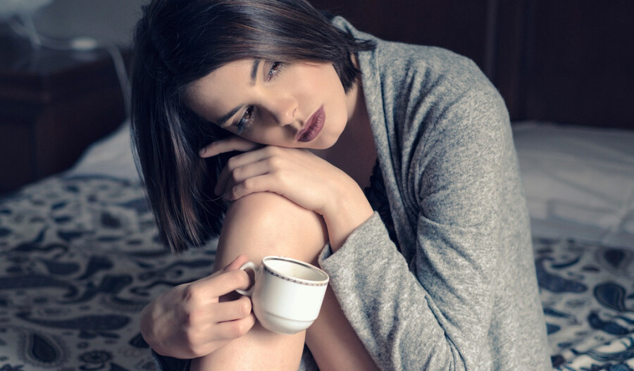 грустная девушка с кофе