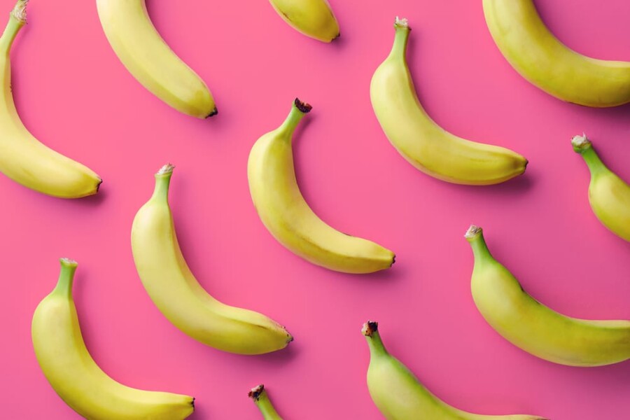 бананы на розовом фоне