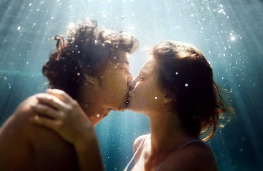 пара целуется под водой