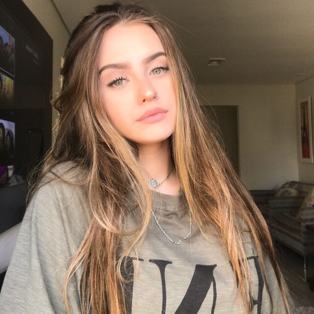 Молодая красивая девушка