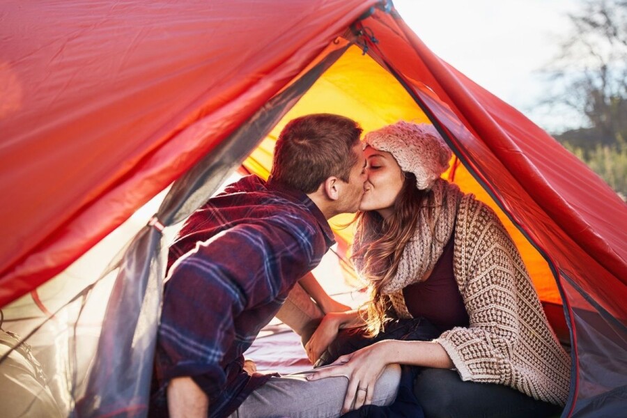 пара целуется в палатке