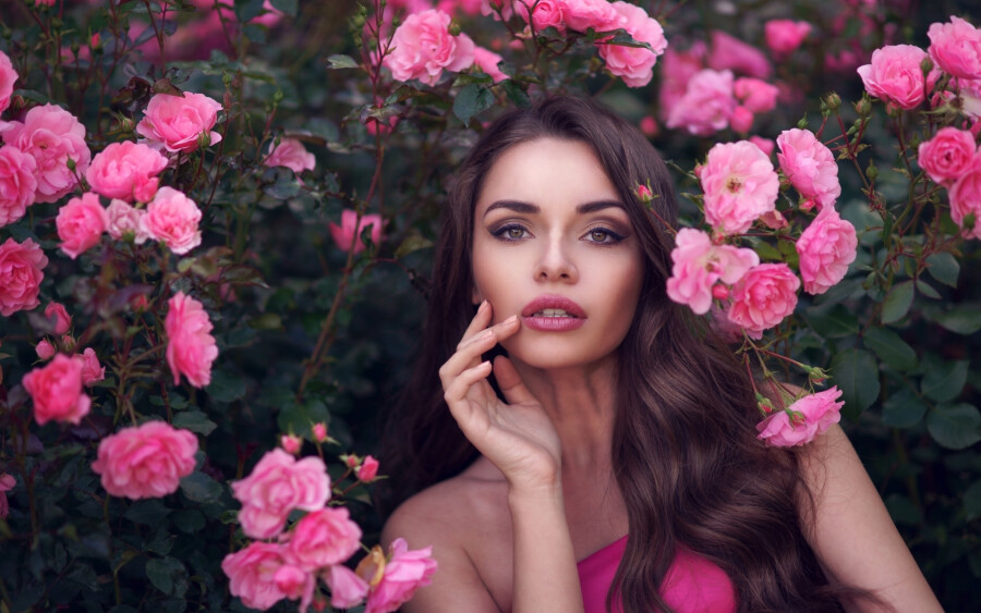 девушка и розовые цветы