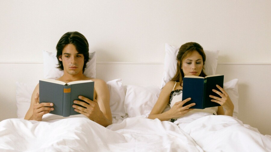 пара читает в постели