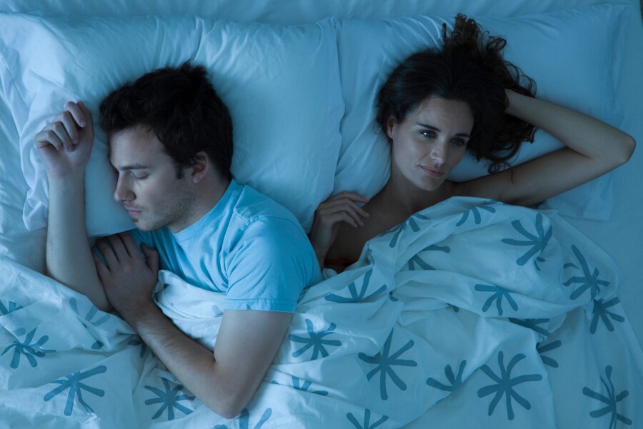 парень и девушка на кровати