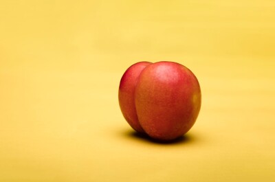 Худая казашка засунула в анус большое яблоко и стоит с ним раком