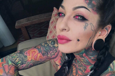 Татуированная мать троих выкрасила глаза в розовый