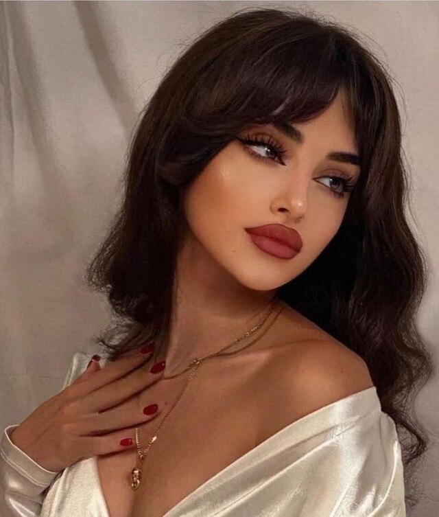 красивая девушка с карими глазами