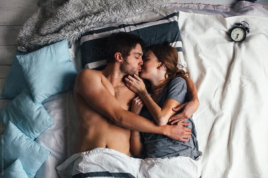 пара целуется в постели