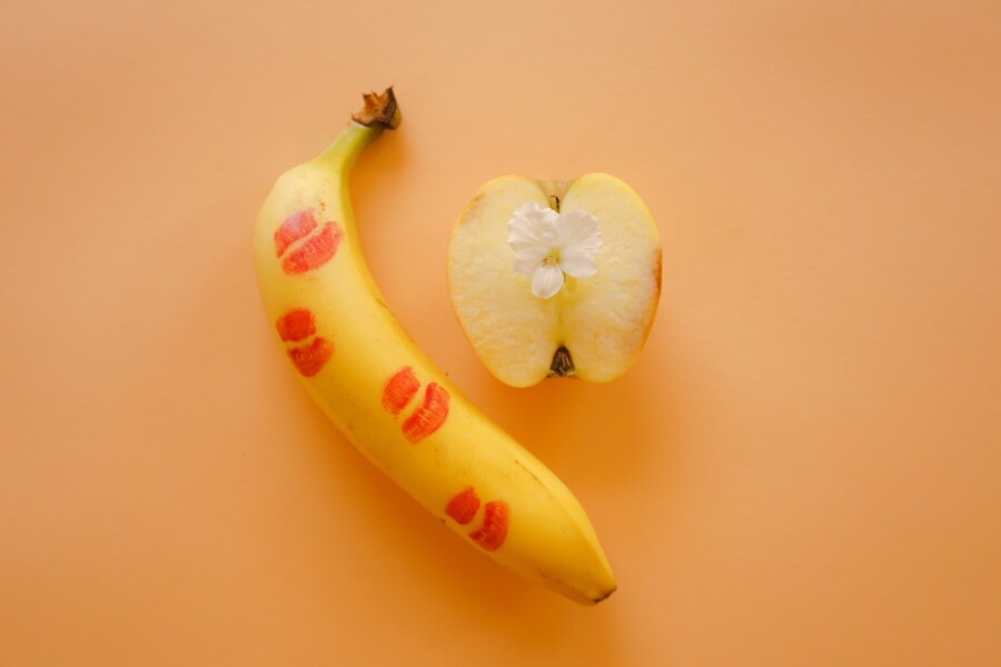 банан и половинка яблока