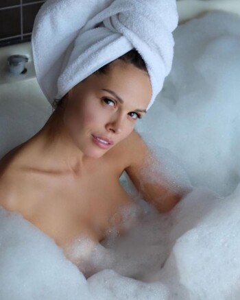 Худенькая девука фотографирует себя голой в ванной