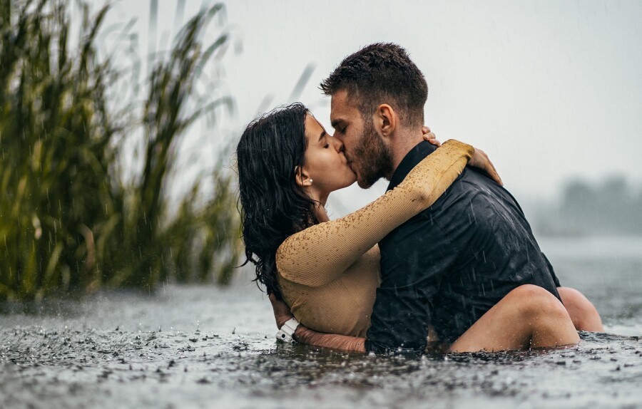 пара целуется в реке