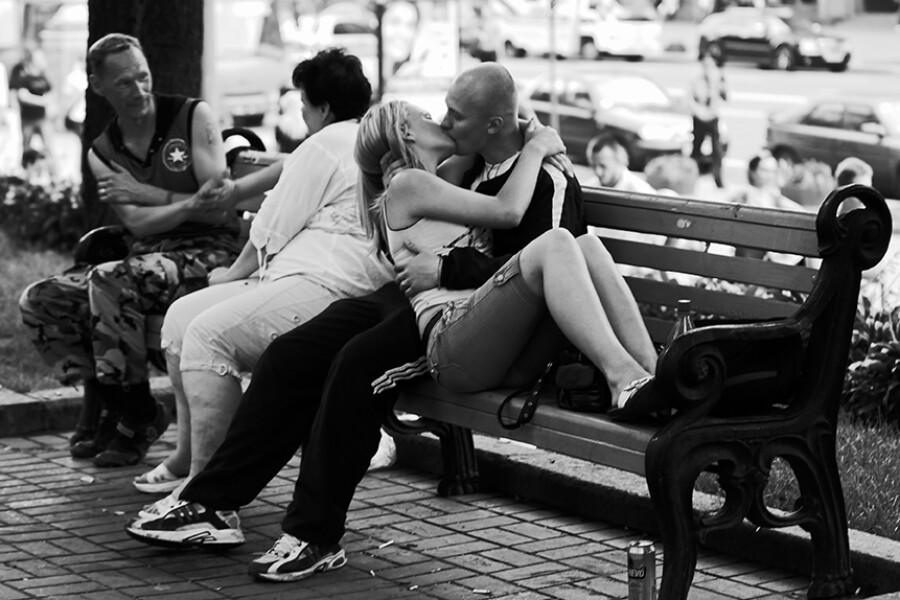 Зачем люди целуются на улице