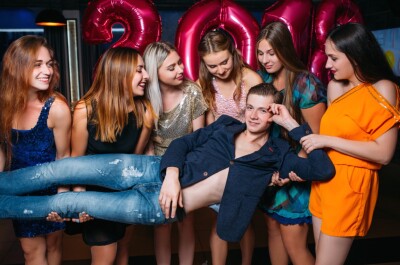 1 парень и 5 девушек вечеринка - порно видео на укатлант.рф