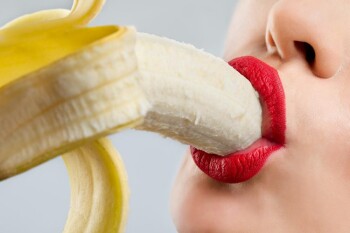 Девушка в действии с девушкой: Смотрите, как я мастурбирую с бананом