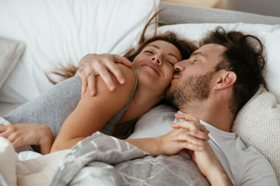 пара в кровати