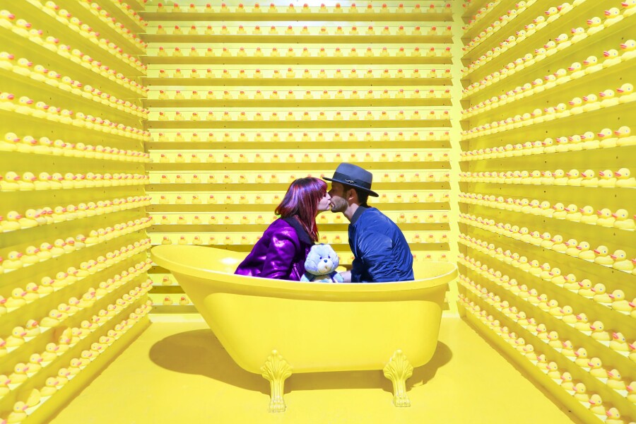 парень и девушка в ванной