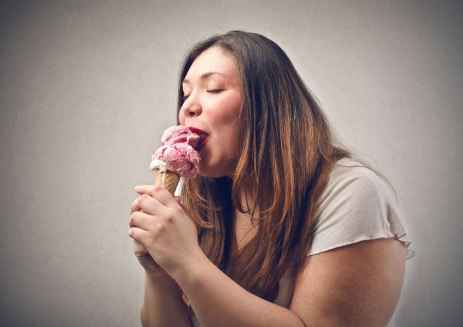 девушка кушает мороженное