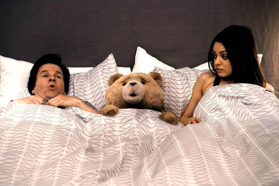 пара в постели с медведем