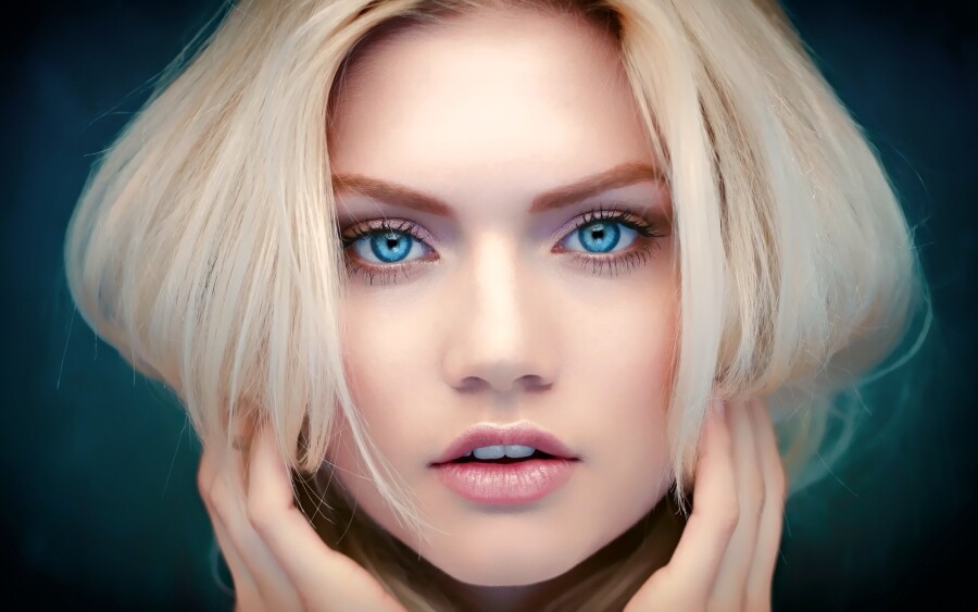 блондинка с голубыми глазами