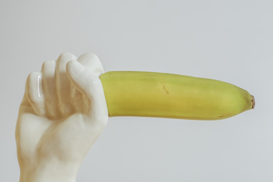 банан в фарфоровой руке