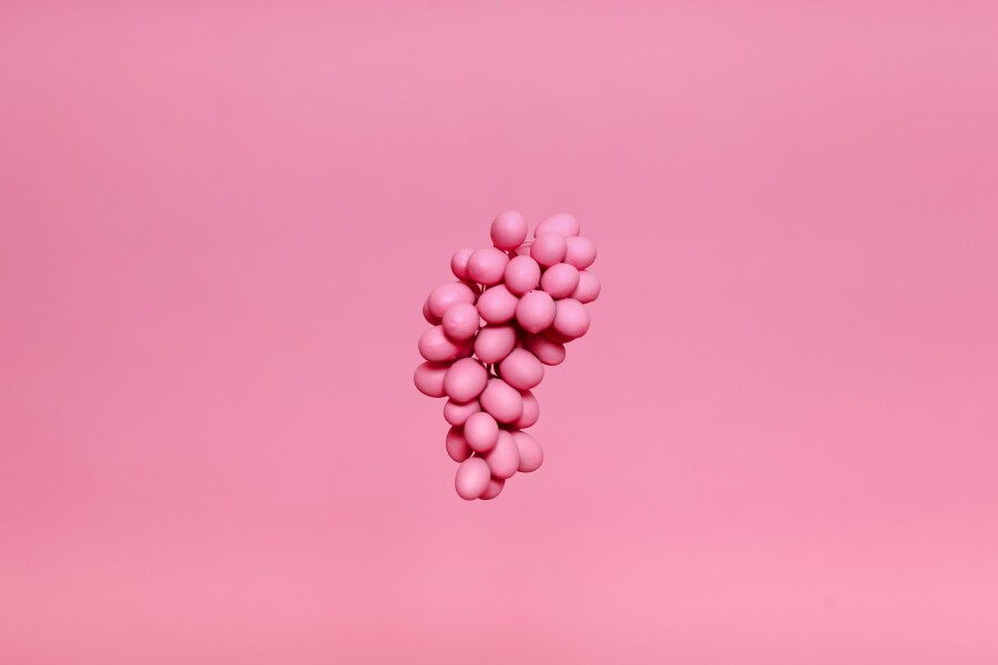 виноград на розовом фоне