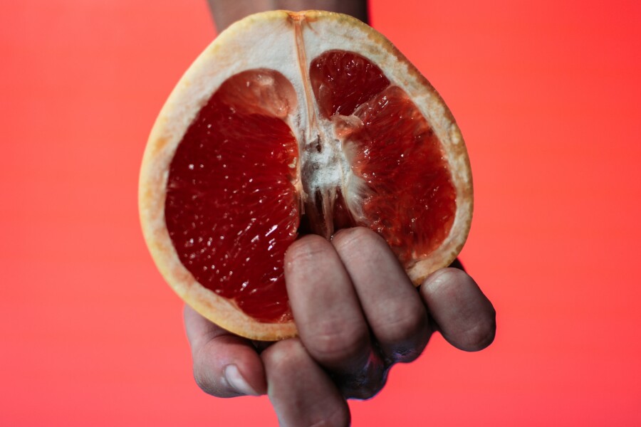пальцы в грейпфруте