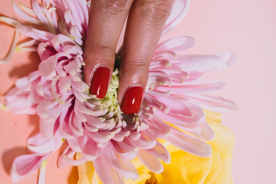 пальцы на цветочке