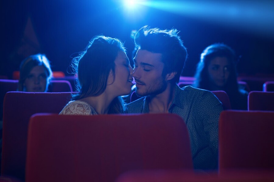 поцелуй в кинотеатре