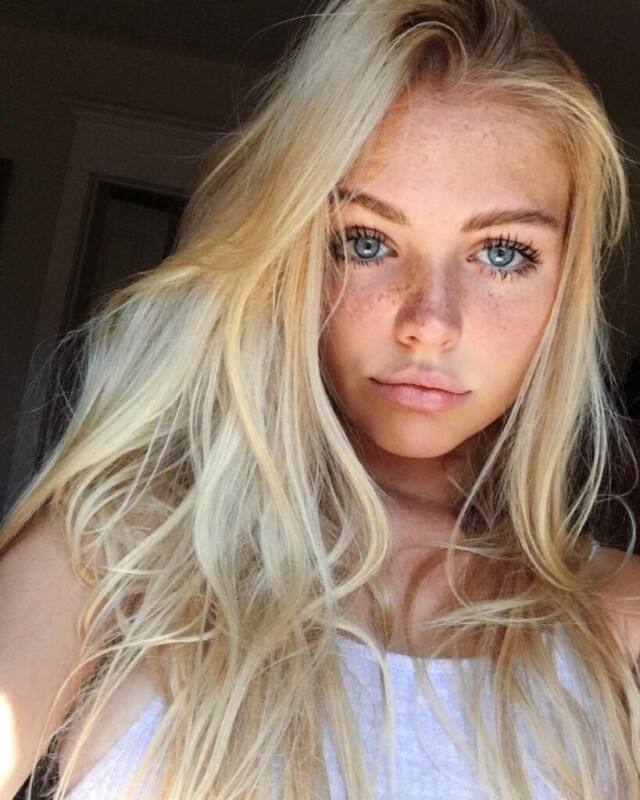 блондинка с голубыми глазами
