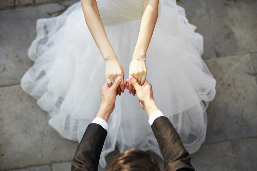 невеста и жених держатся за руки
