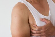 Почему у мужчин бывает большая грудь – причины гинекомастии