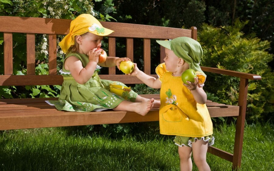 дети делятся яблоками
