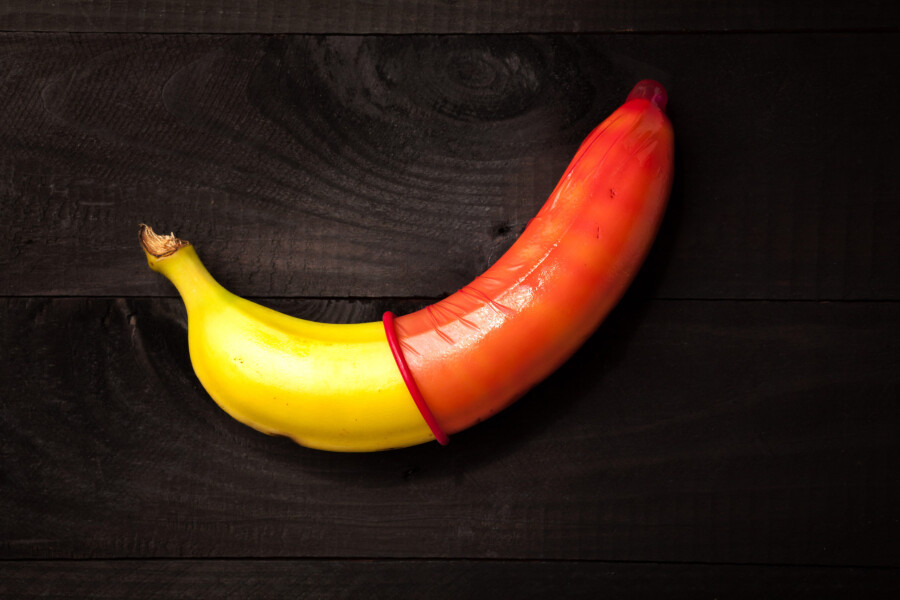 банан с презервативом